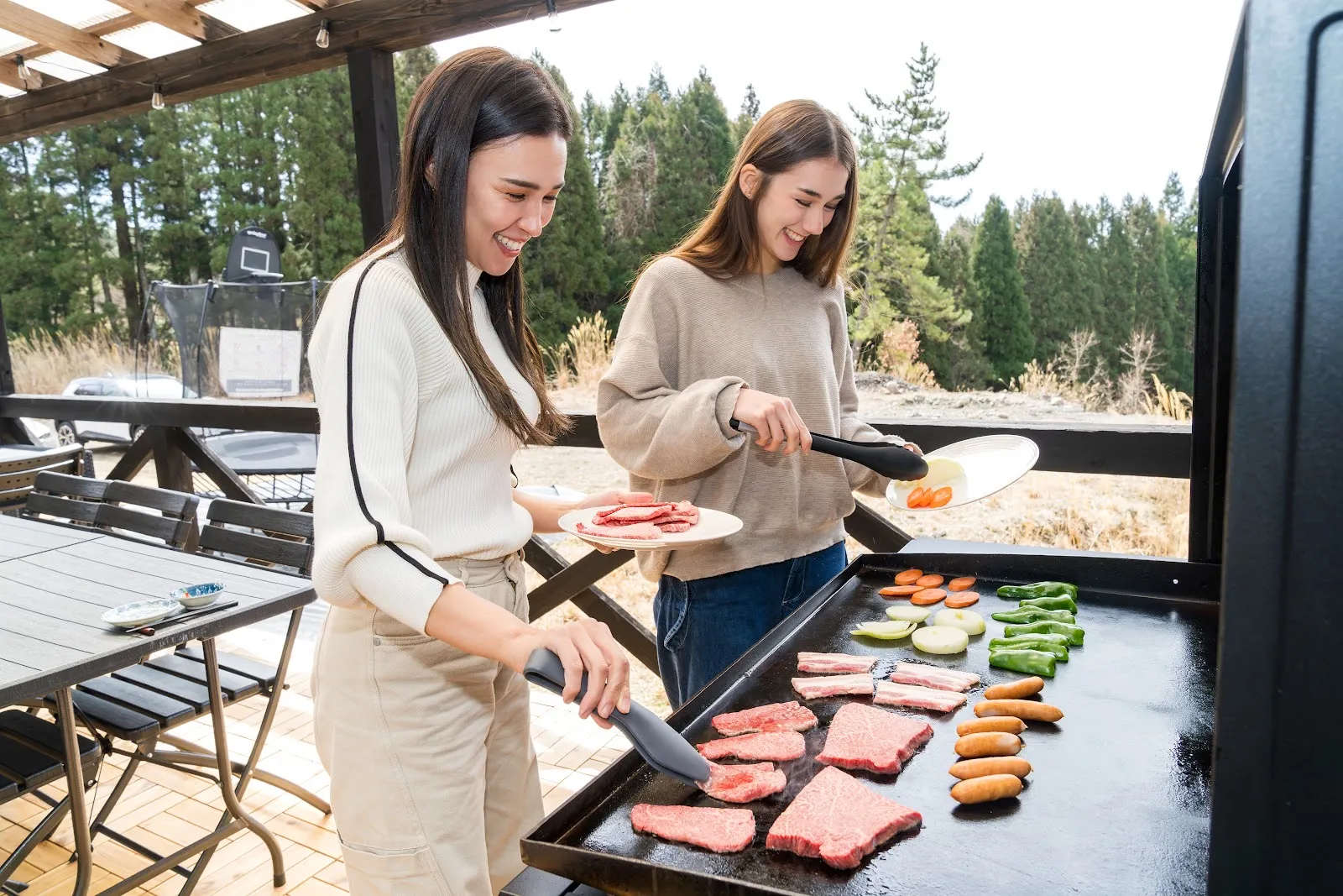 ウッドデッキでBBQを楽しむ様子