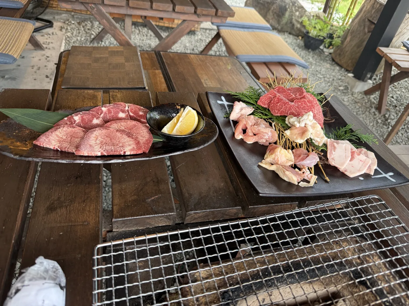 小国町の炭火焼肉 百姓や｜あか牛の盛り合わせと絶品の馬刺し