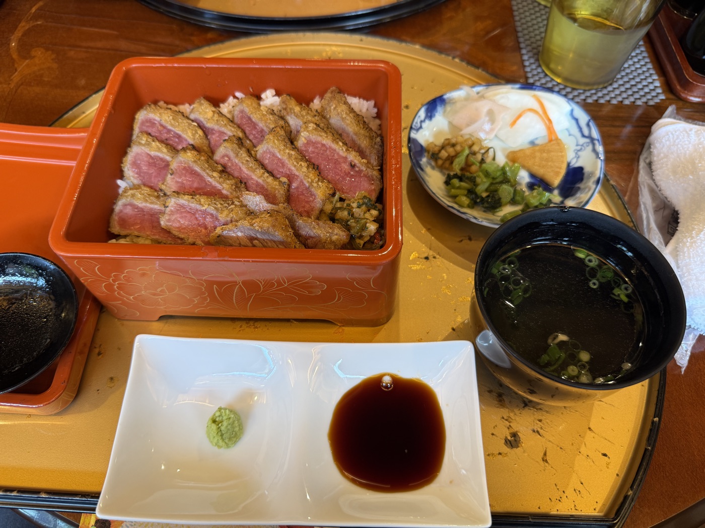 阿蘇はなびしの牛カツ定食（定食一式）