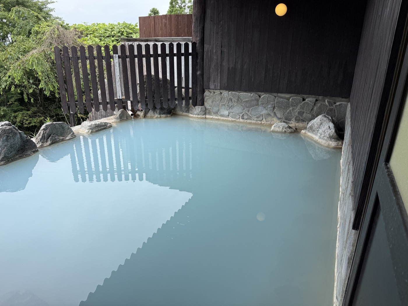 豊礼の湯のコバルトブルーの露天風呂（別アングル）