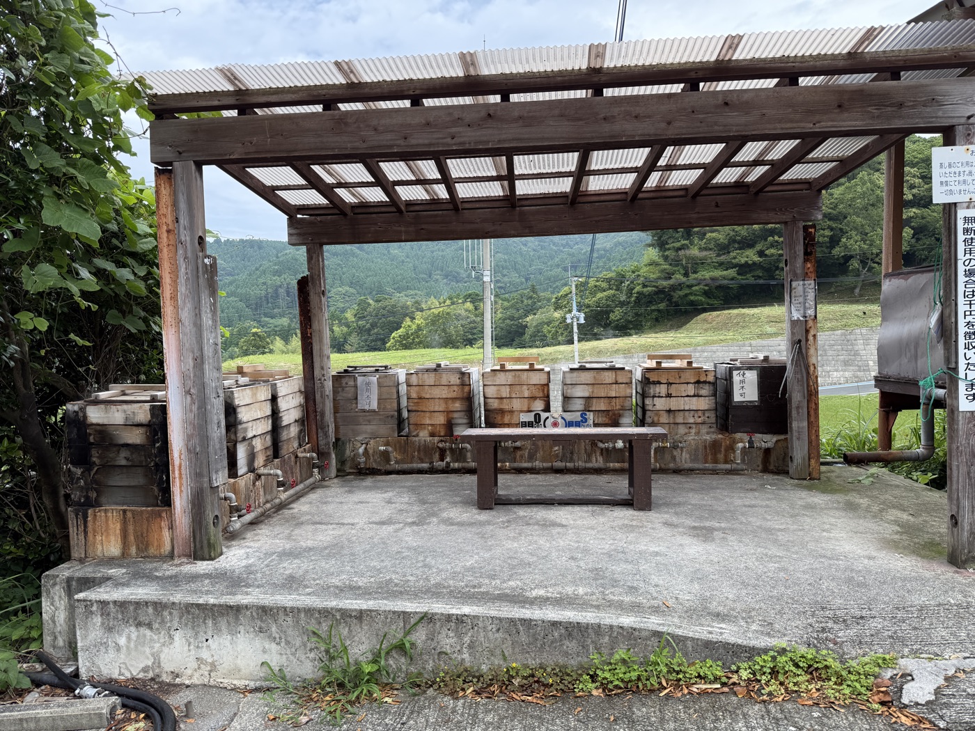 温泉の蒸気で食材を蒸せる地獄蒸しの蒸し場